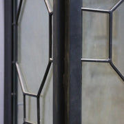 MUEBLE DE LECTURA | Acabado negro sobre marco de metal con vidrio transparente | 2 puertas 