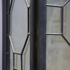 MUEBLE DE LECTURA | Acabado negro sobre marco de metal con vidrio transparente | 2 puertas 
