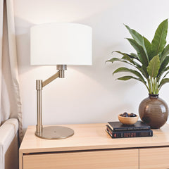 Lámpara de mesa Horizon de níquel cepillado con interruptor de encendido y apagado y base de metal curvado con pantalla de lino.