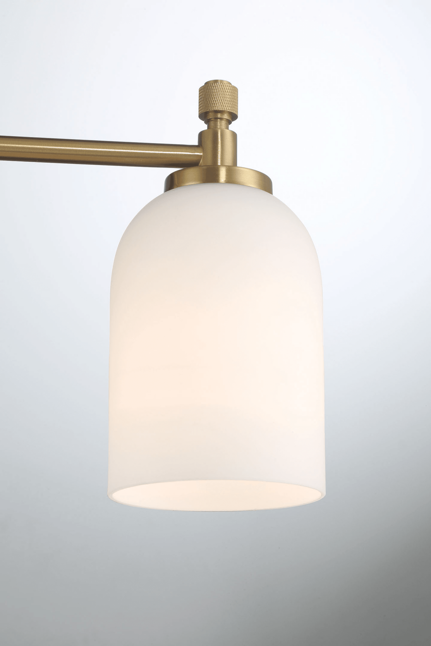 Aplique de pared Meadows de tres luces para baño, color dorado cepillado, para espejo de baño, 52 cm de ancho x 26 cm de alto x 14 cm de profundidad, con vidrio esmerilado blanco.
