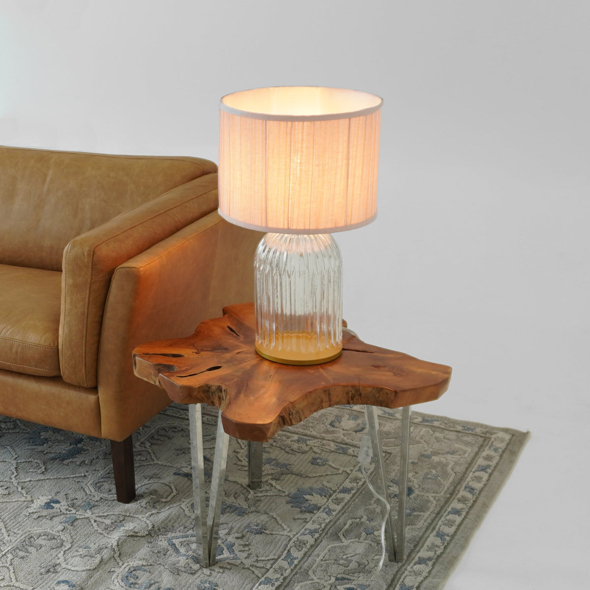 Lámpara de mesa Nebulis dorada, transparente y rosa