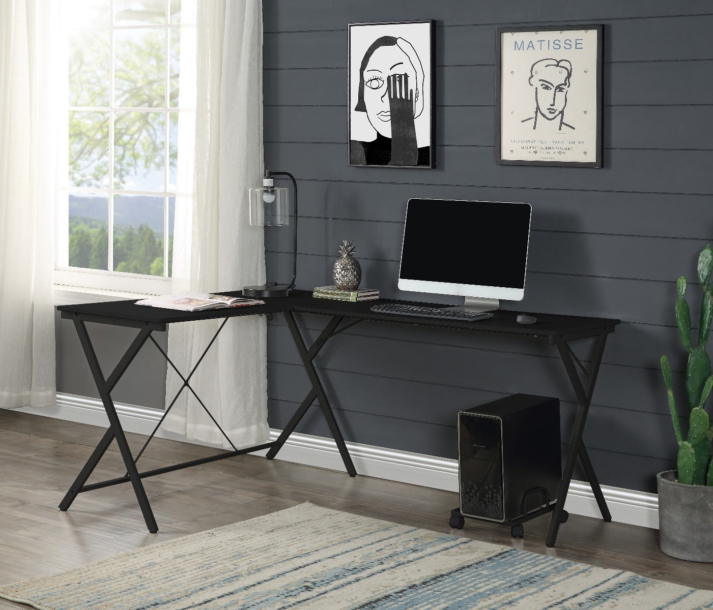 Escritorio para computadora Demas de 62" de largo con estructura metálica en forma de X