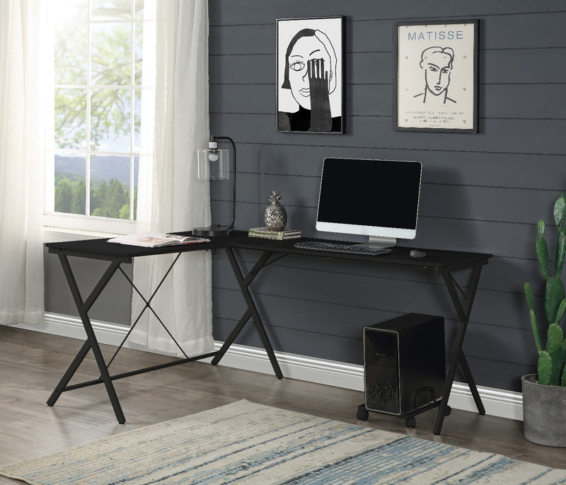 Escritorio para computadora Demas de 62" de largo con estructura metálica en forma de X