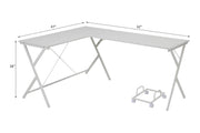 Escritorio para computadora Demas de 62" de largo con estructura metálica en forma de X