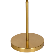 Lámpara de mesa curva con base de anillo de latón ornamentado y pantalla triangular blanca.