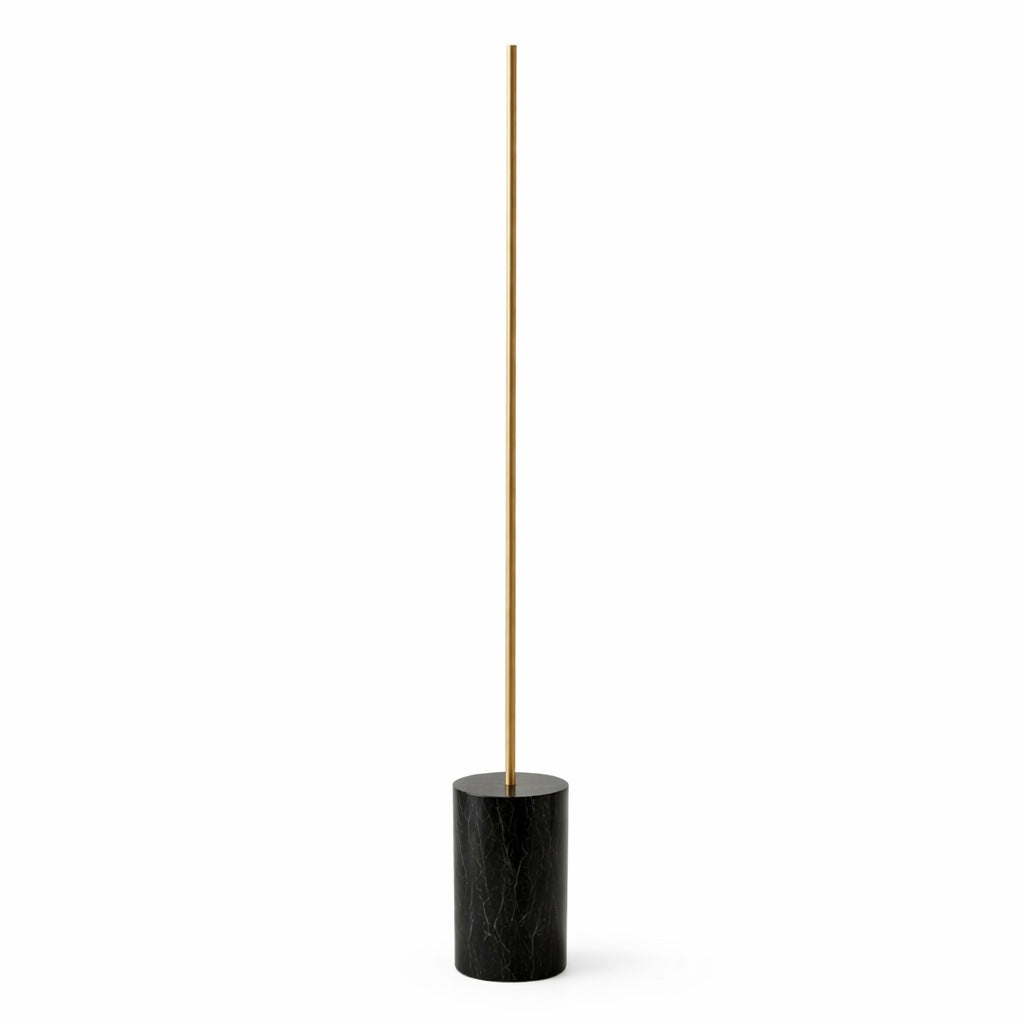 Lámpara de pie LED Prism Brassed Gold con interruptor de encendido y apagado y base de mármol sintético