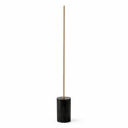 Lámpara de pie LED Prism Brassed Gold con interruptor de encendido y apagado y base de mármol sintético