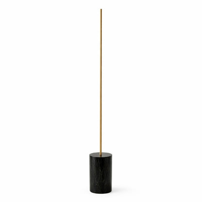 Lámpara de pie LED Prism Brassed Gold con interruptor de encendido y apagado y base de mármol sintético