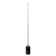 Lámpara de pie LED Prism Brassed Gold con interruptor de encendido y apagado y base de mármol sintético